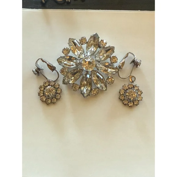 VINTAGE SILVERTONE CRYSTALS FLORAL BROOCH PIN with clip on earrings - Picture 13 of 13